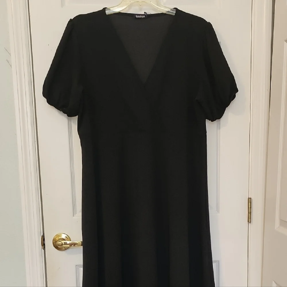 Boohoo Plus Black Midi Dress with Short Sleeves - Picture 1 of 12